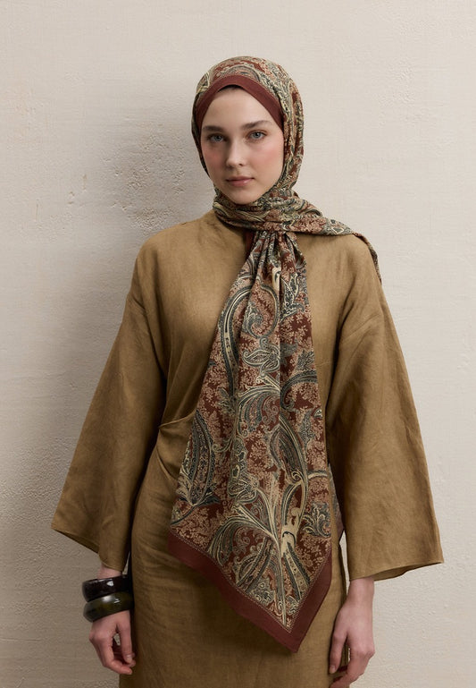 Dunkelbohemischer Hijab mit Terrakotta-Muster
